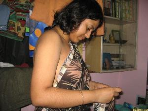 Abitha Aunty_83.jpg Cute Abitha Aunty Saree Candid Panties and Nudes